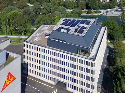 Geschäftshaus Sika, Tüffenwies, 8064 Zürich, Photovoltaikanlage auf dem Steildach, und an der Fassade, Flachdachabdichtung auf der Terrasse und Spenglerarbeiten.